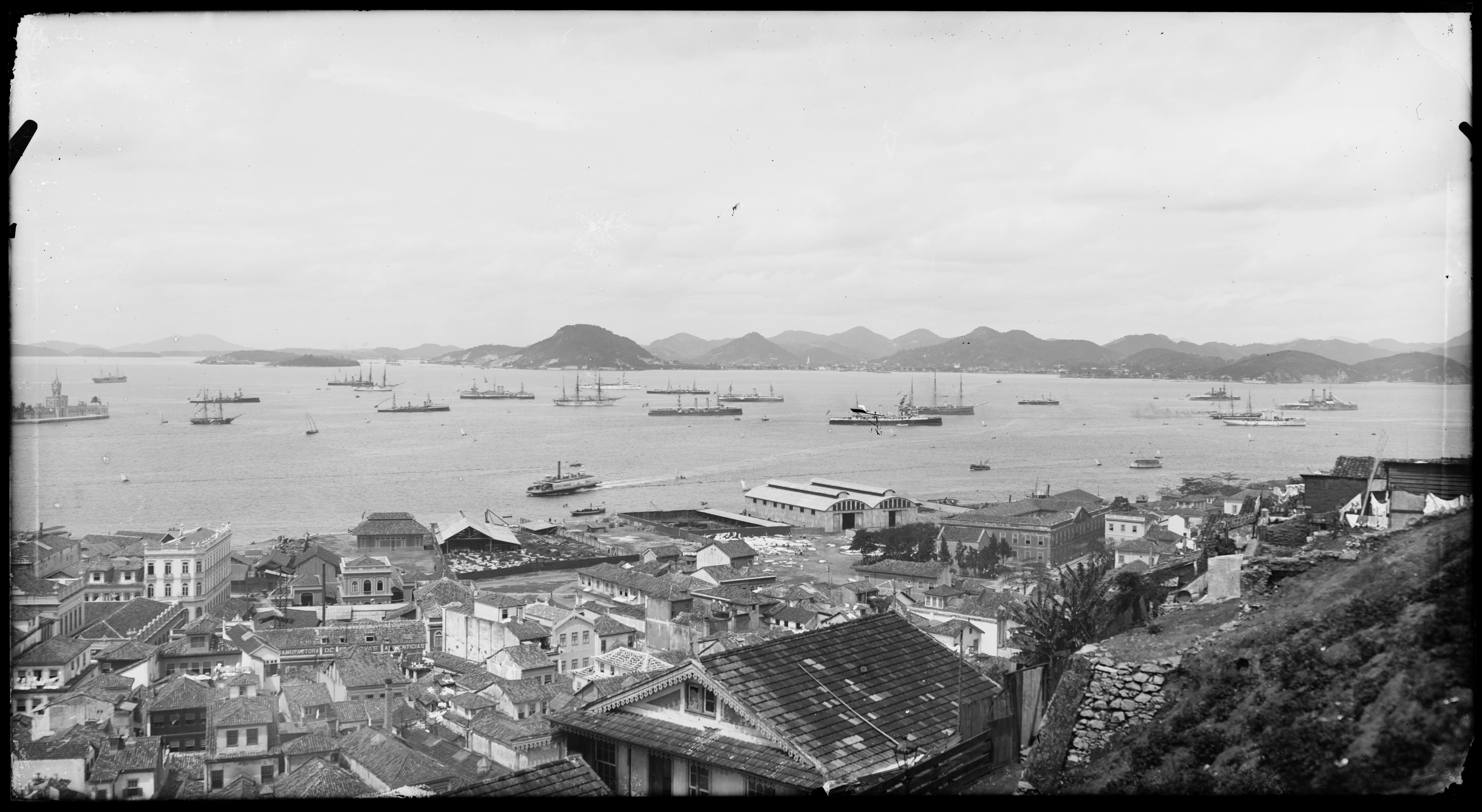 Vista de parte do centro da cidade e da Baía de Guanabara