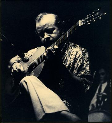 Sebastião Tapajós ao microfone com o violão