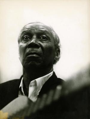 Nelson Cavaquinho com o violão