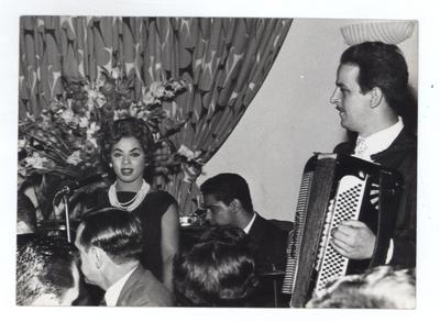 Ângela Maria ao microfone