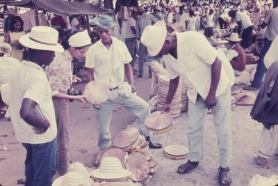 Lena Coelho dos Santos em uma feira popular