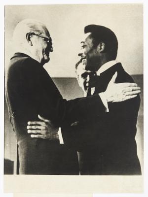 Ernesto Geisel (à esquerda) e Pelé (à direita)