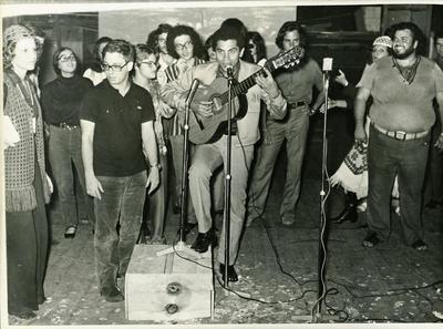 Paulinho da Viola ao microfone com o violão