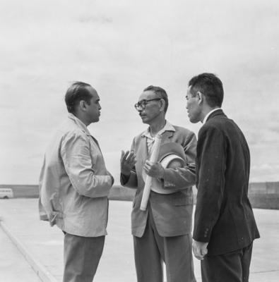 Oscar Niemeyer e outras pessoas não identificadas