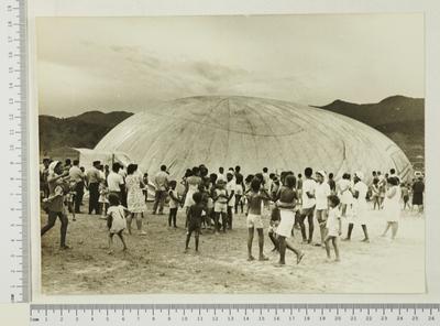 Armazém inflável local para abrigar os flagelados da última enchente na Guanabara 1971