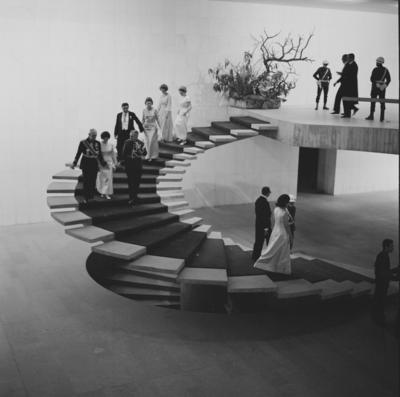 Recepção em homenagem à Rainha Elizabeth II. A escada helicoidal foi projeto dos arquitetos Milton Ramos e Joaquim Cardoso