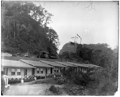 Estrada de Ferro do Corcovado, Hotel Paineiras, com o trem, o Morro do Corcovado e o Mirante Chapéu do Sol em construção, ao fundo