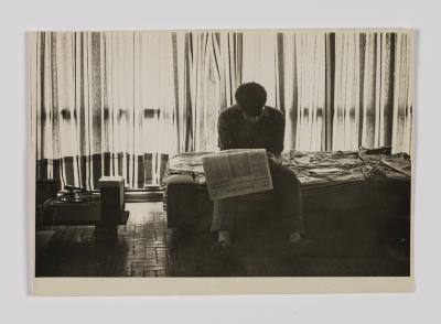 Aluno da Universidade de Brasília (UnB) lê notícias no jornal alguns meses depois do golpe militar