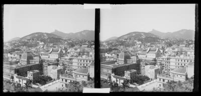 Região da Avenida Rio Branco, Biblioteca Nacional (à esquerda) e o Morro do Castelo (ao fundo)