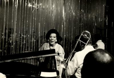 Elizeth Cardoso ao microfone