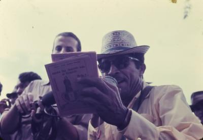 Eduardo Escorel (à esquerda) grava apresentação de cordelistas