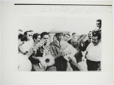 Pelé ladeado de mariachis