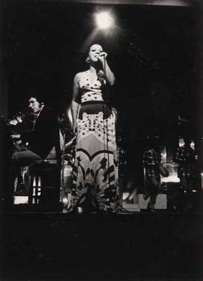 Elizeth Cardoso ao microfone