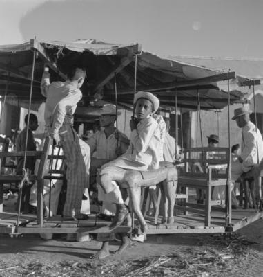 Canindé, romeiros em brinquedos de parque de diversões