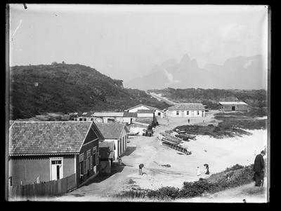 Pedra do Forte de Copacabana, atual Posto 6, com o Morro Dois Irmãos ao fundo
