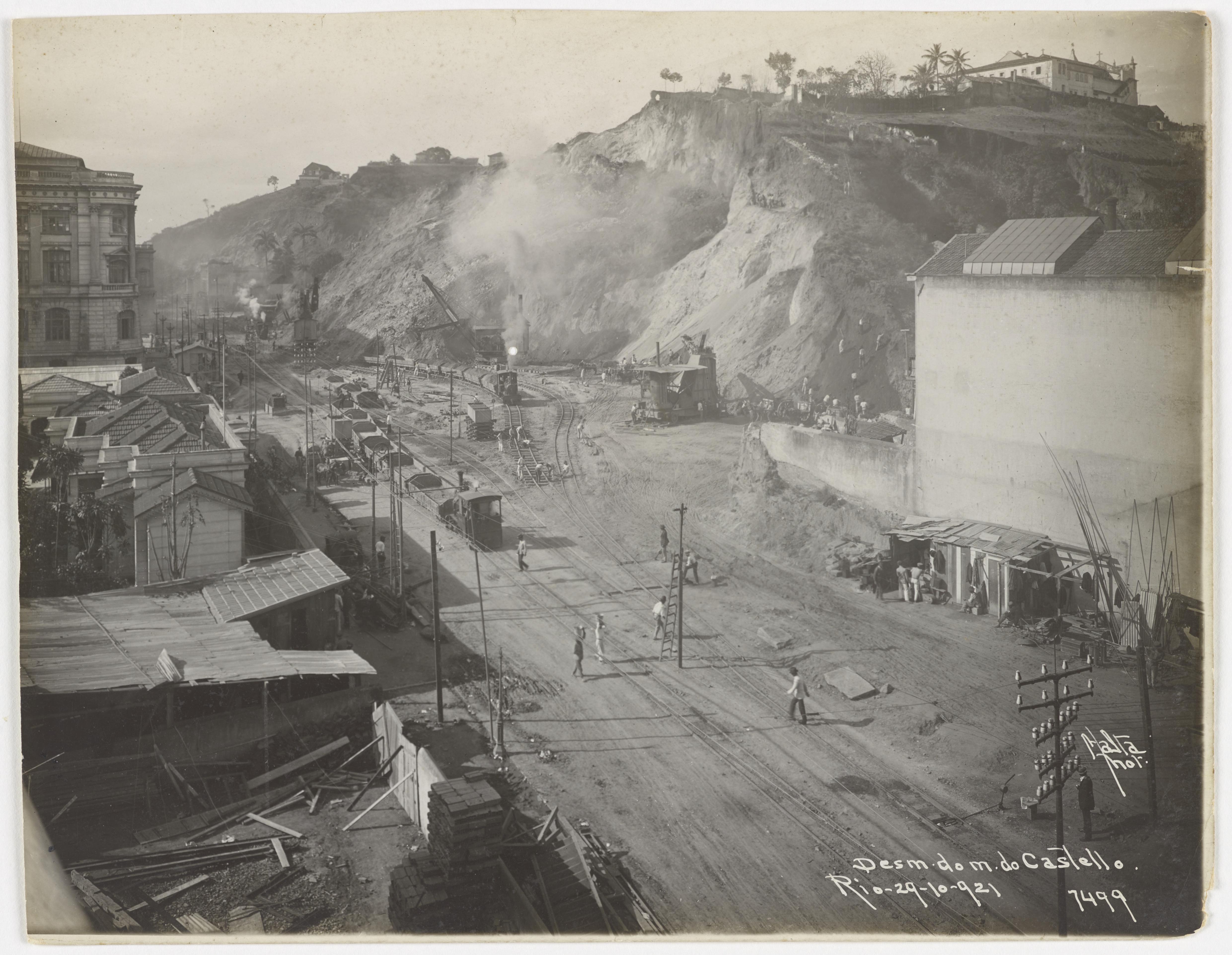 Obras de demolição do morro do Castelo na atual rua México; à esquerda, os fundos da Biblioteca Nacional; no alto, a igreja de São Sebastião