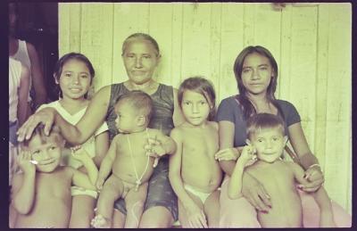 Edna de Cássia e sua família em sua casa