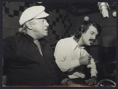 Vinicius e Toquinho ao microfone em estúdio