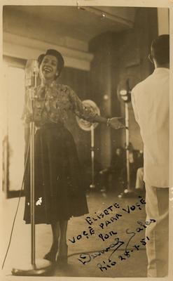 Elizeth Cardoso ao microfone