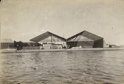 Hangares em construção