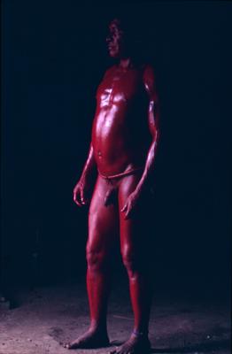 Série Xingu - Cuyaparé com corpo pintado de pasta de urucum