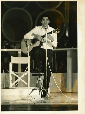 Paulinho da Viola ao microfone com o violão