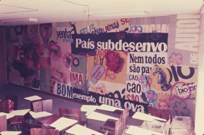 Mural feito por Lena Coelho dos Santos e Jorge Bodanzky em uma escola