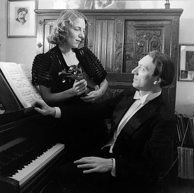 Sebastian Benda e mulher não identificada