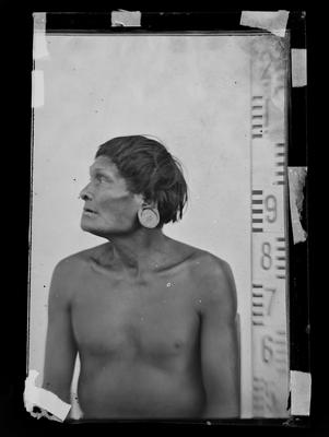 Indígena do povo Aimoré, também conhecido como Botocudo