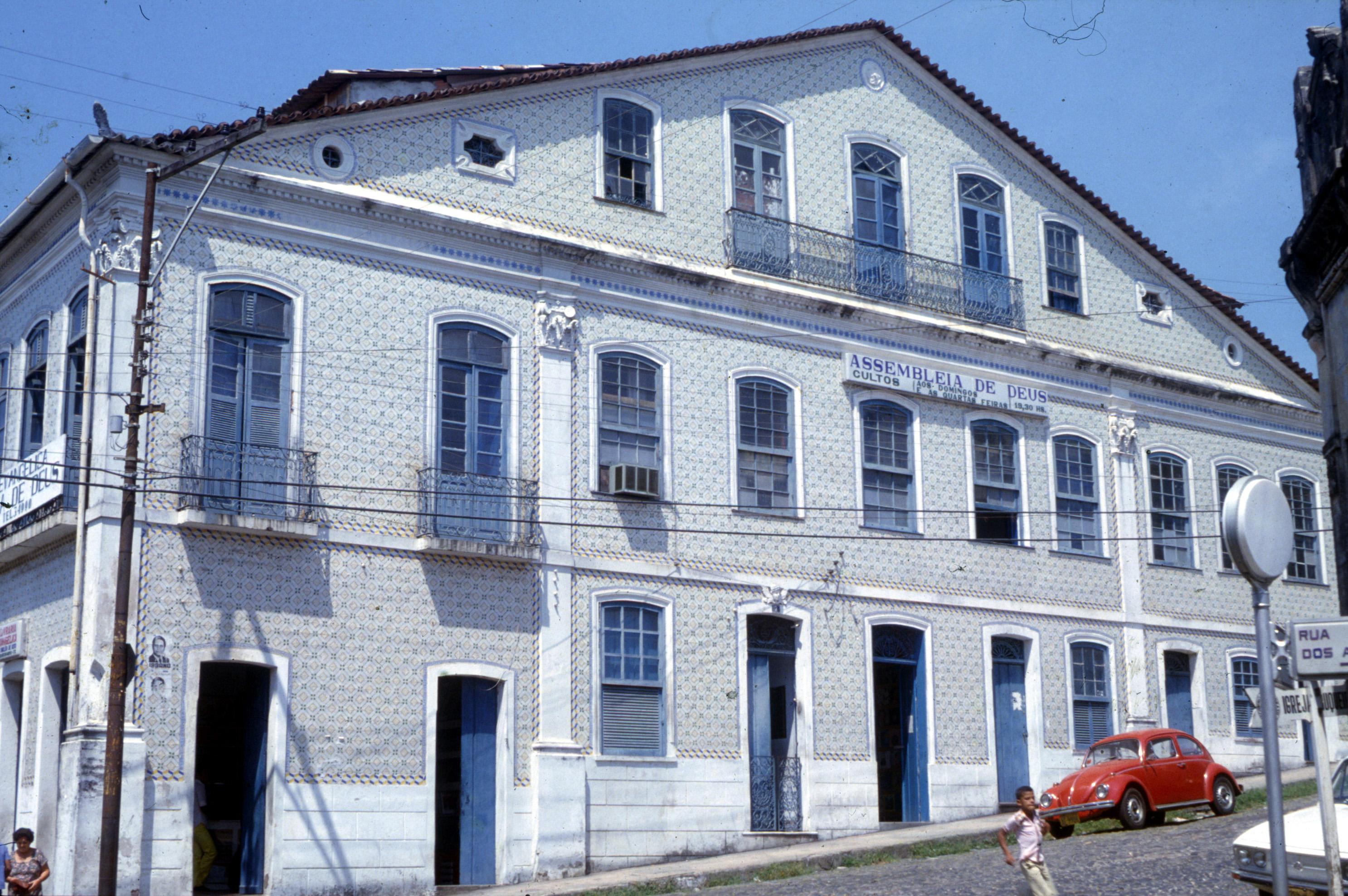 Casa azulejada com oitão