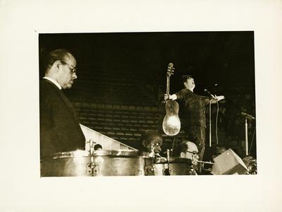 Tuca ao microfone com o violão