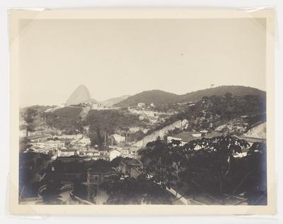 Vista do bairro de Laranjeiras, com o Pão de Açúcar à esquerda
