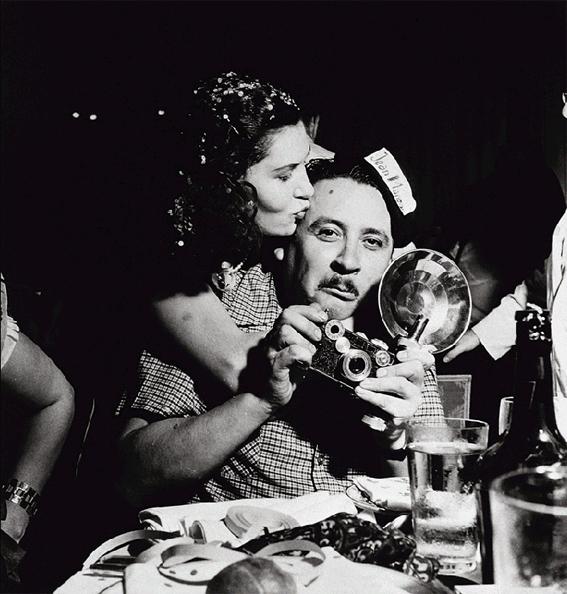 Folião fantasiado de Jean Manzon, colega de Medeiros na revista "O Cruzeiro"