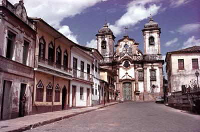 Sobrados e Igreja Matriz de Nossa Senhora do Pilar (ao fundo)