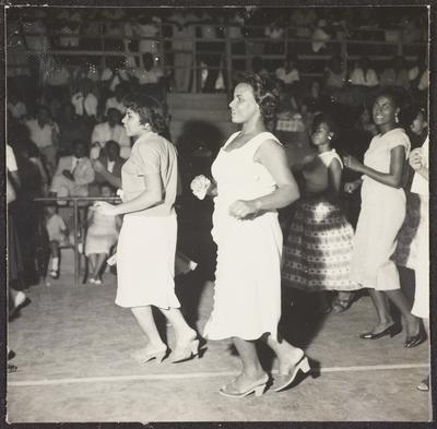 Mulheres sambando no ensaio na Mangueira