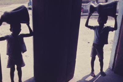 Crianças carregando cerâmicas