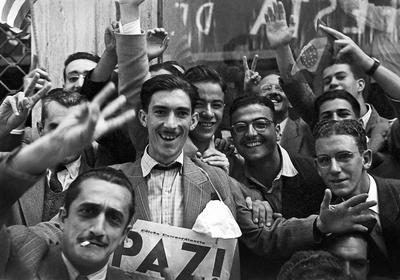 Festejos pelo fim da guerra, na rua São Bento