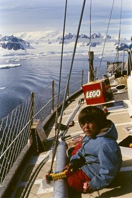 Igor Belli brinca com brinquedos LEGO