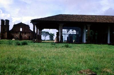 Museu das Missões e ruínas da Igreja de São Miguel Arcanjo (ao fundo)