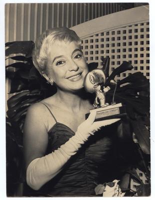 Isaurinha Garcia com troféu