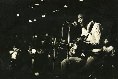 Jorge Ben Jor ao microfone com o violão