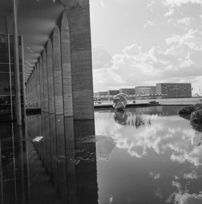 "O Meteoro", escultura de Bruno Giorgi, no Palácio dos Arcos ou Palácio Itamaraty