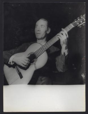 Nelson Gonçalves com o violão