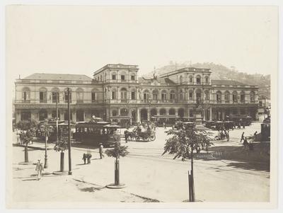 Bondes em frente à Estação Estrada de Ferro Central do Brasil