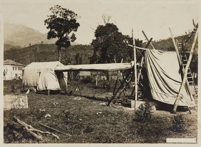 Acampamento da comissão francesa para observação do eclipse solar com o grande coelostato de 10 metros de distância