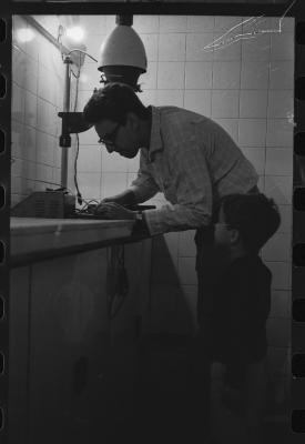 O professor Luís Humberto e seu filho no laboratório fotográfico do Instituto Central de Artes (ICA)