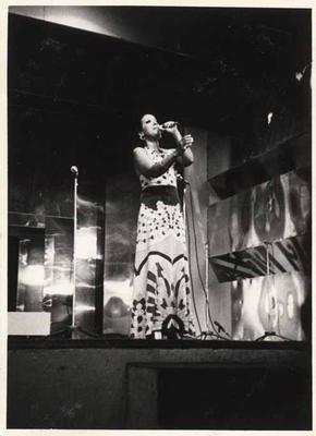 Elizeth Cardoso ao microfone