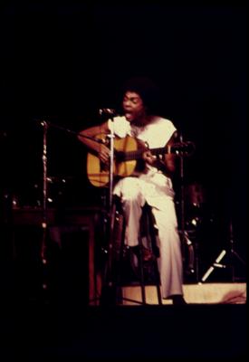 Gilberto Gil ao microfone com o violão
