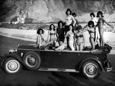 Modelos posam em carro