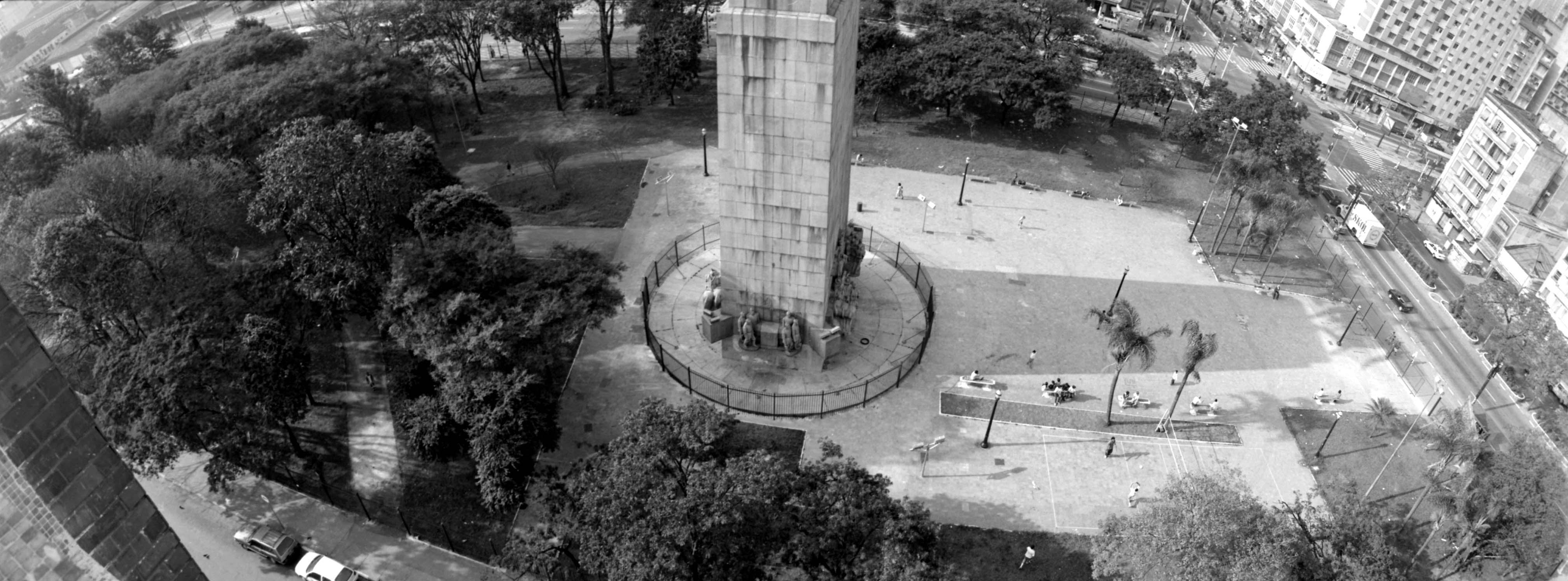 Vista panorâmica da praça Princesa Isabel e monumento a Duque de Caxias